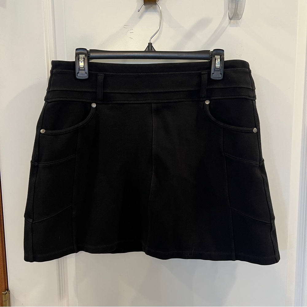 Athleta Medium Black Skirt With Front Pockets & Decorative Stitching